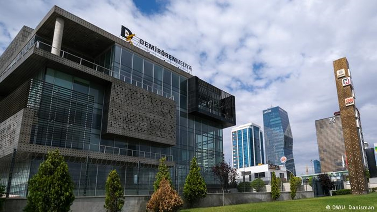 Demirören Grubu'ndan Cumhuriyet gazetesine 3 kuruşluk dava