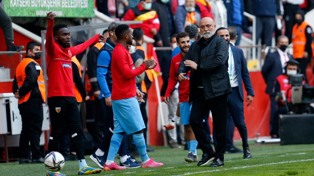 Kayseri'de tribünler "Hikmet Karaman istifa" diye bağırırken galibiyet geldi