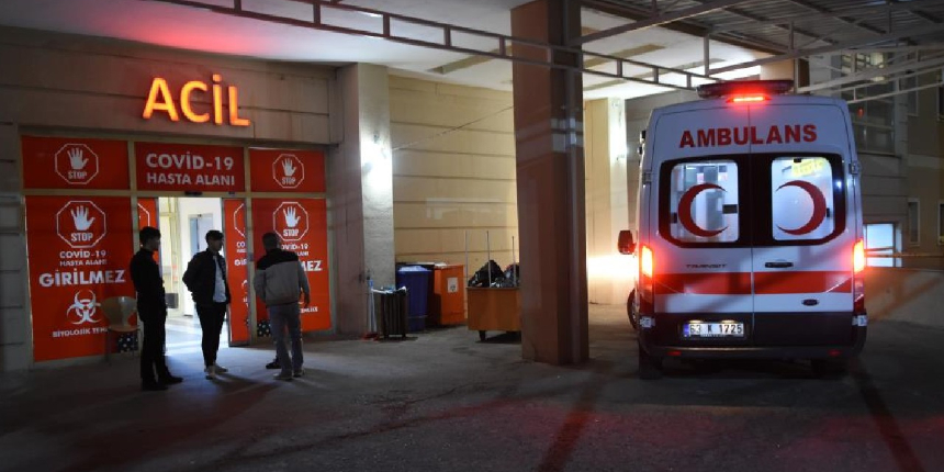 Kontrolden çıkarak köprü korkuluklarına çarptı: 7 yaralı