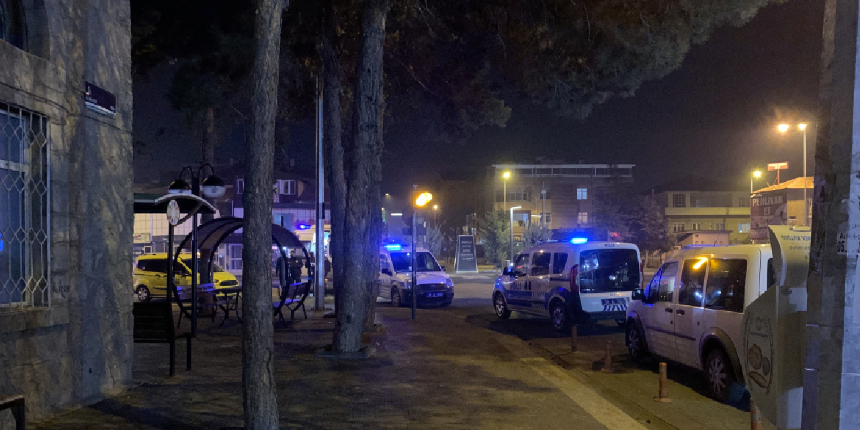 Kavgada bıçaklandı, saldırganlardan kaçarken cami bahçesinde bayıldı