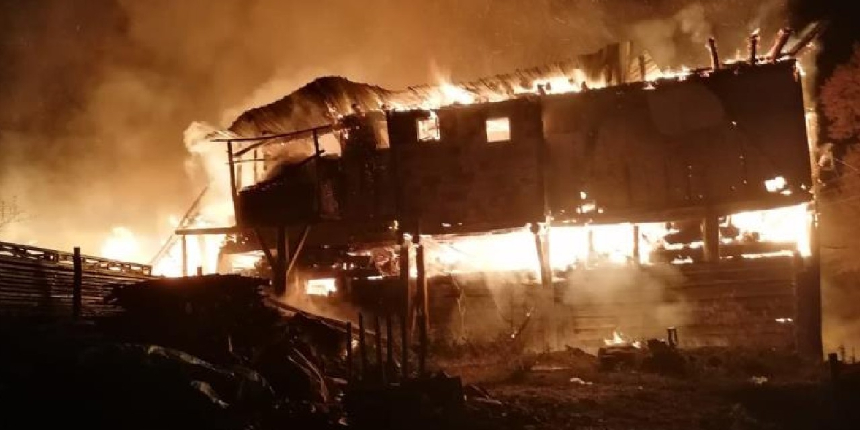 Kastamonu’da bir ev, bir ahır ve üç samanlık küle döndü