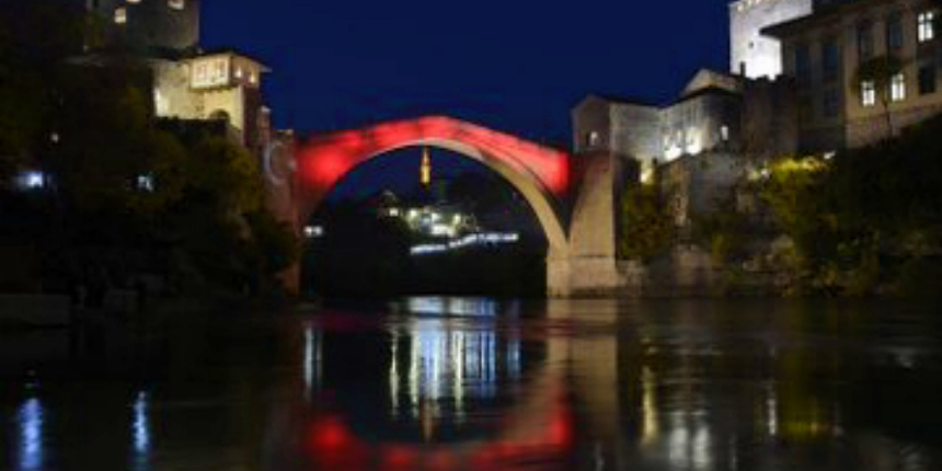 Bosna Hersek'in sembolleri gece olduğunda Türk bayrağına dönüştü!