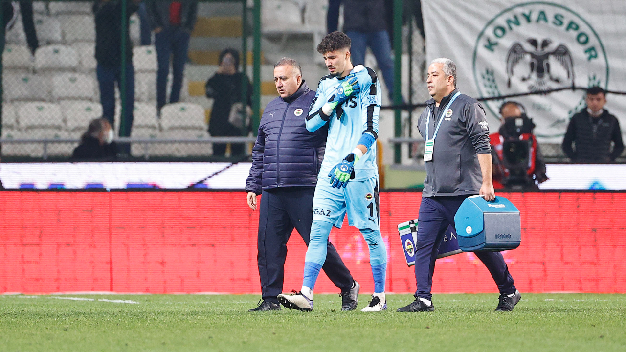 Konya'da omzundan sakatlanan Altay Bayındır ameliyat oldu... Fenerbahçe'de kale Berke Özer'in