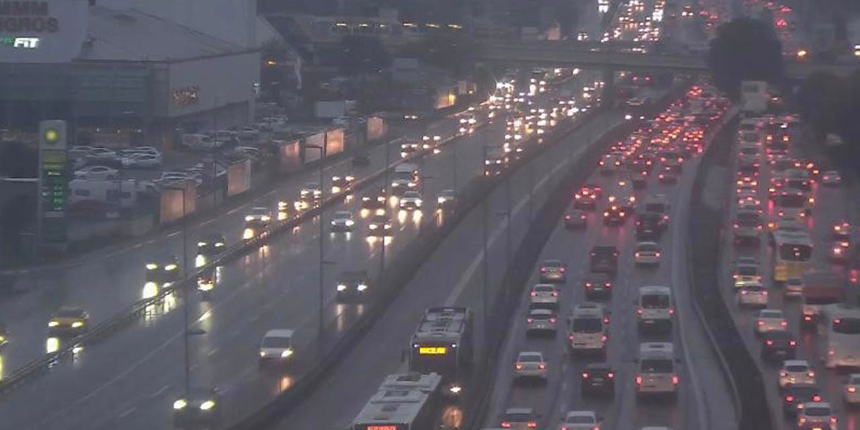 İstanbul güne yağmurla uyandı, trafik yoğunluğu yüzde 71 oldu
