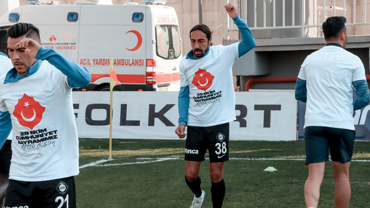 Altay'ın yaşlanmayan stoperi İbrahim Öztürk... 41 yaşında, 500. maçına çıktı