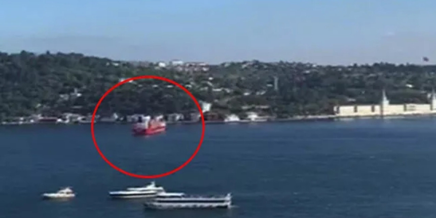 İstanbul Boğazı'nda korku dolu anlar: Sürüklenen gemi kıyıya metreler kala durdu! İşte ilk görüntüler...