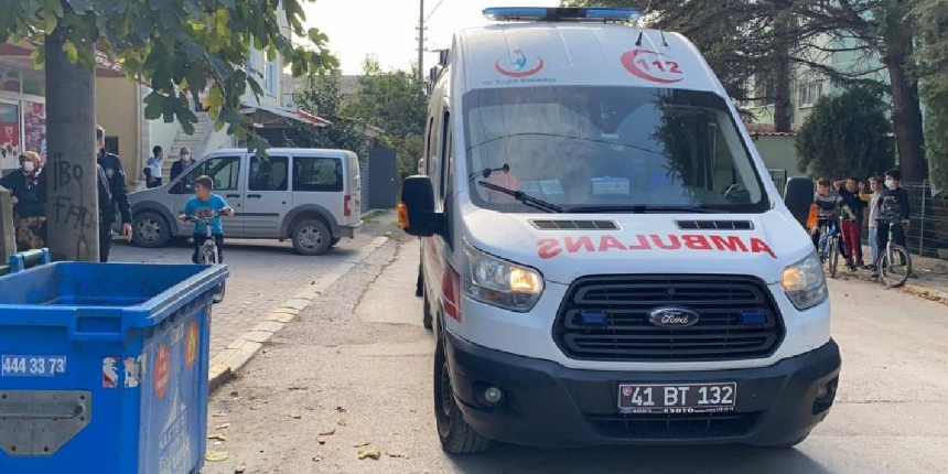 Tamirat için çıktığı çatıdan beton zemine düştü!