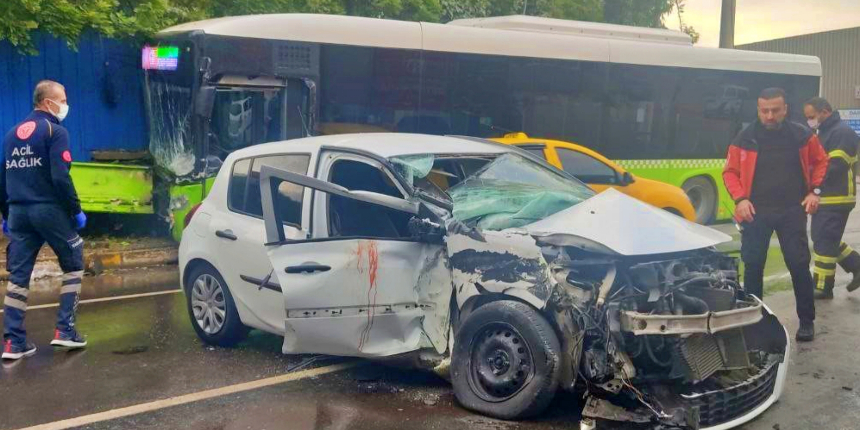 Belediye otobüsü araca çarptı: Otomobilin sürücüsü yaşamını yitirdi!