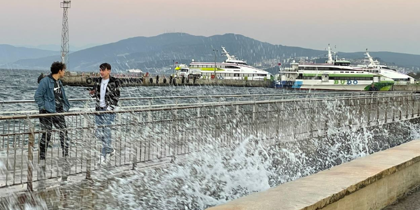 Fırtına Bursa'yı vurdu, deniz seferleri iptal edildi