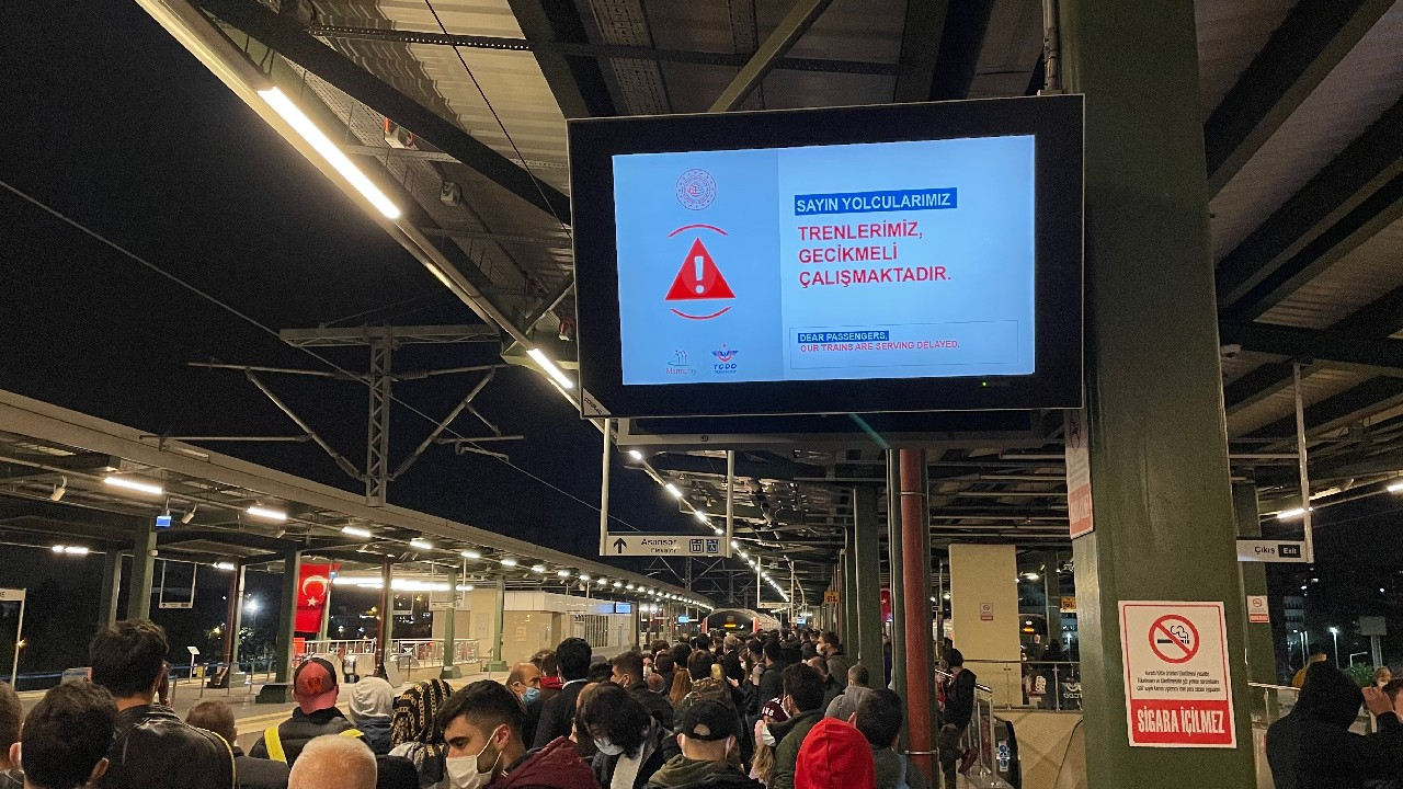 Marmaray seferleri intihar vakası nedeniyle aksadı!