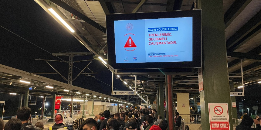 Marmaray seferleri intihar vakası nedeniyle aksadı!