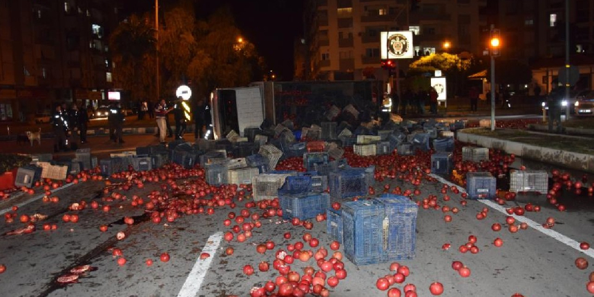 Antalya'da nar yüklü kamyon devrildi: 4 yaralı