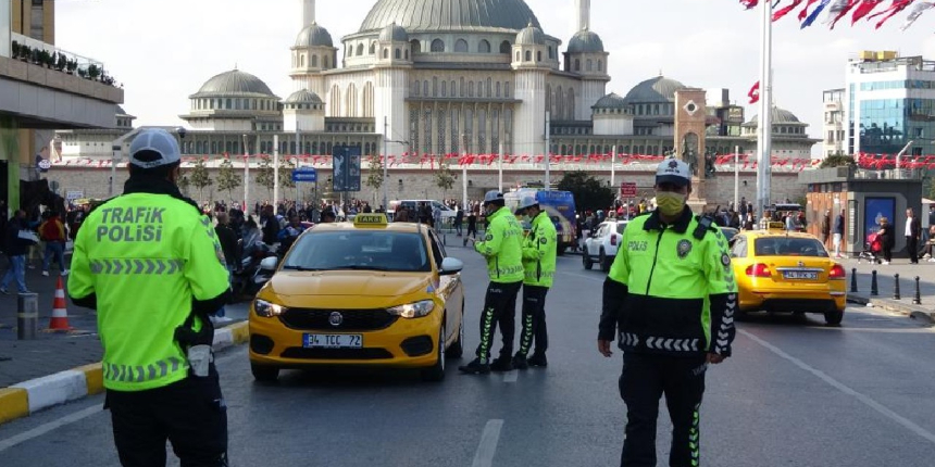 Taksim’de denetimde ceza yiyen taksici: Müşteri alsam suç, almasam suç!