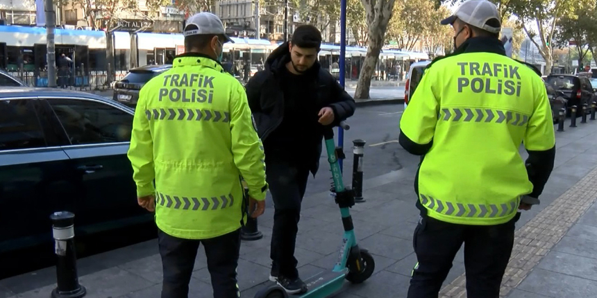Toplu taşımaya binmemek için elektrikli scooter aldı, iki günde iki ceza yedi