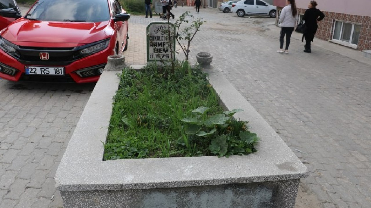 Yol ortasındaki 'sır mezar' mahalleliyi ikiye böldü!