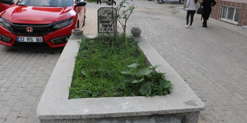 Yol ortasındaki 'sır mezar' mahalleliyi ikiye böldü!