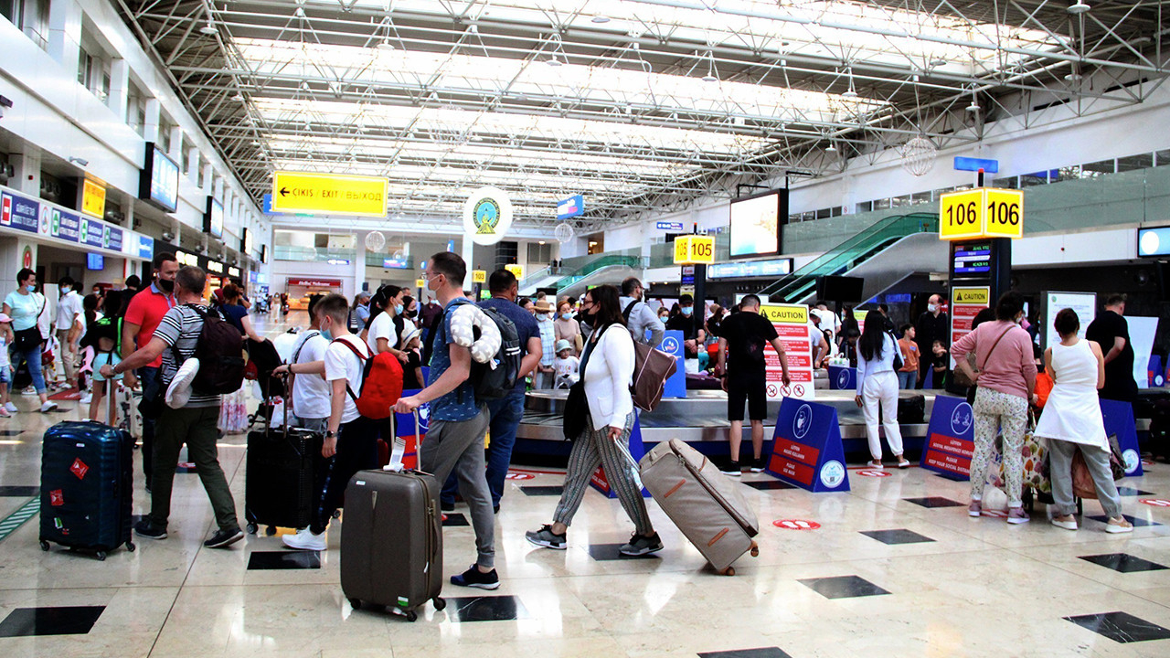 Antalya’ya sadece bir ayda havayolu ile '1 milyon 545 bin turist' geldi