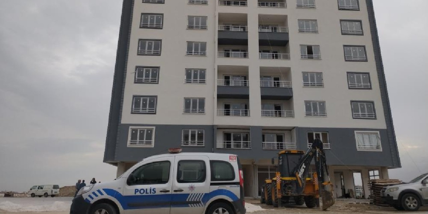 İnşaatın 7. katından asansör boşluğuna düştü!