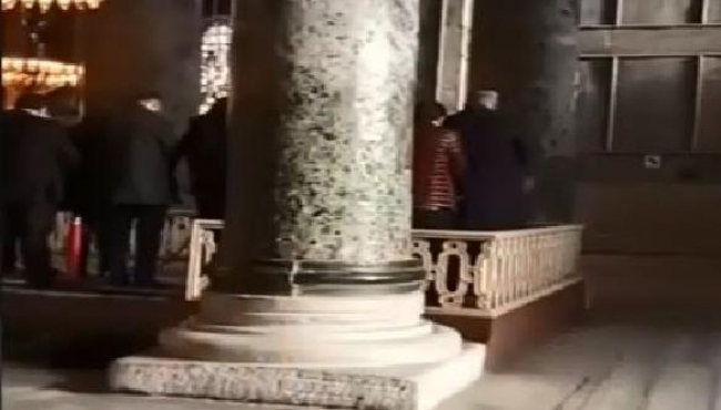 Ayasofya'ya seccadeleri ile geldiler! Ezan okuyup namaz kıldılar...