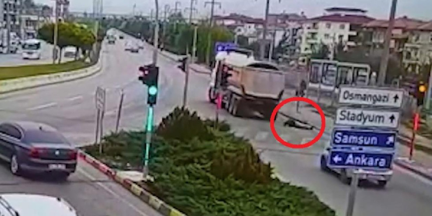 Dengesini kaybetti, yere düşerken kafasını kamyona çarpıp öldü