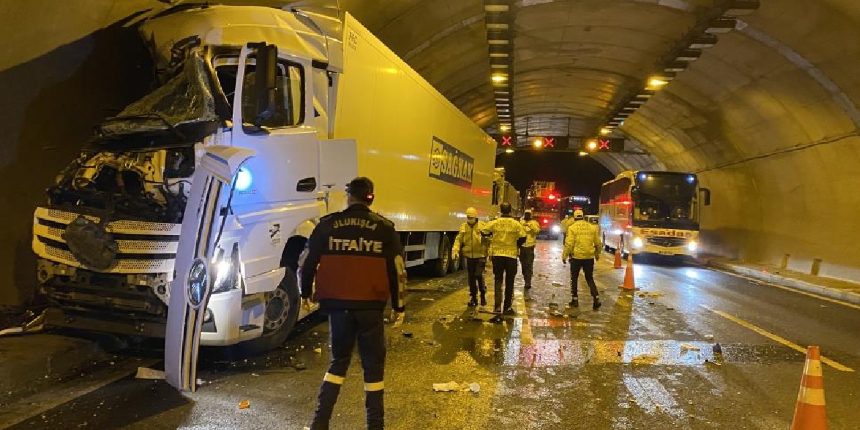 Adana-Ankara Otoyolu'nda zincirleme kaza: 4 yaralı