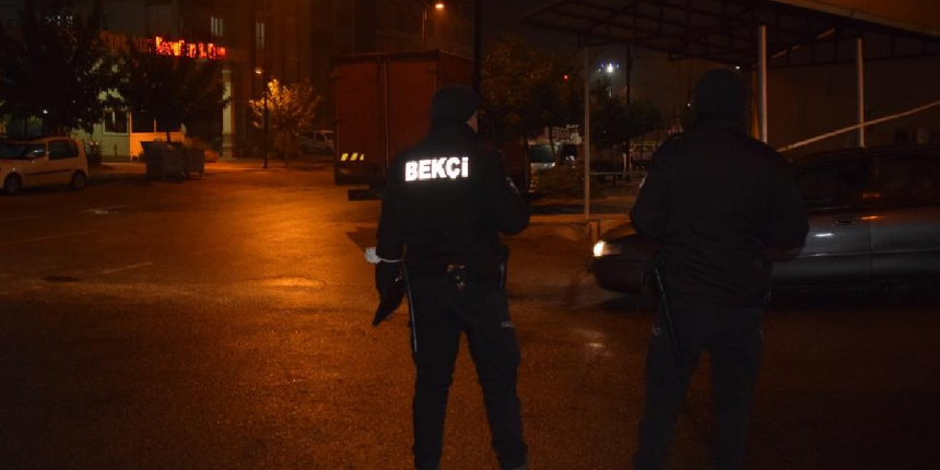 Boşanma aşamasındaki eşini defalarca bıçaklayarak öldürdü