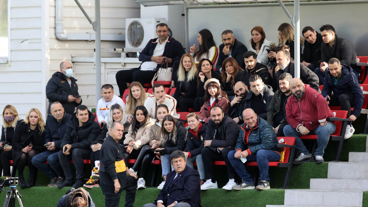 Florya'da aile fotoğrafı... Galatasaray idmanını yöneticiler ve kulüp çalışanları izledi