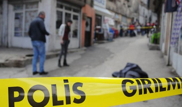 Sırtına taş atan ablasının kafasına demirle vurup öldürdü!