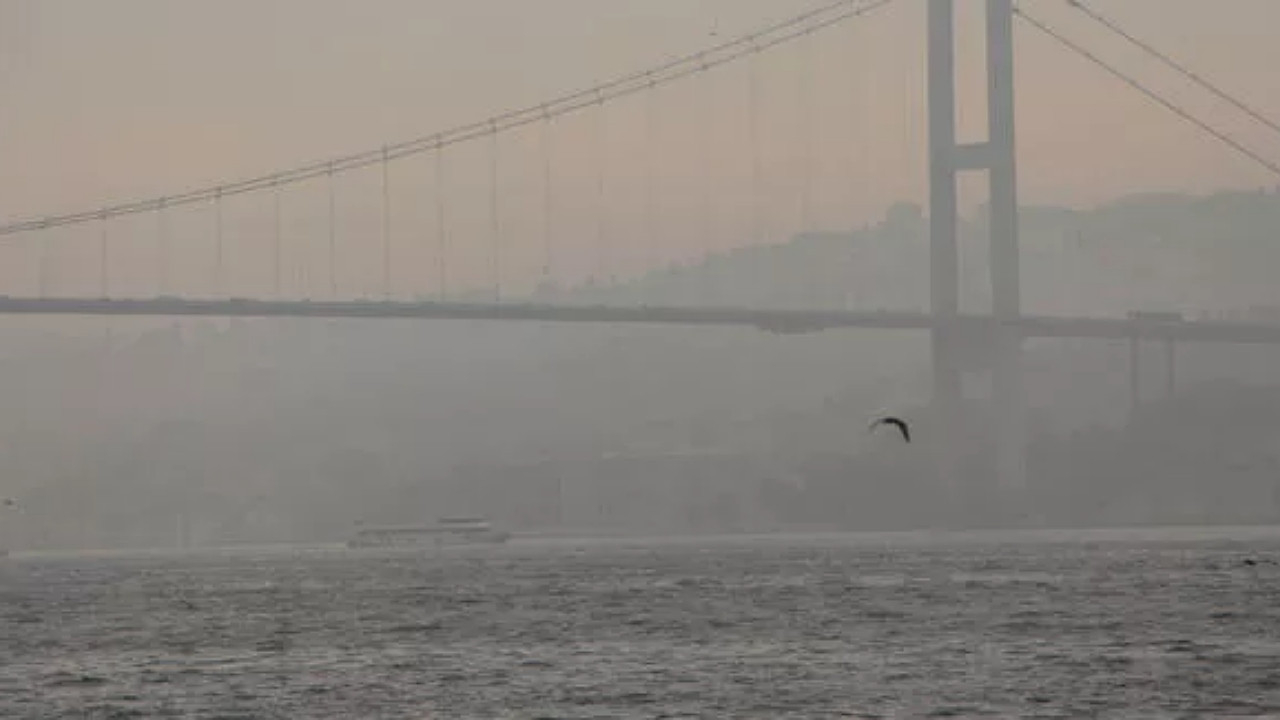 Gece başlayan sis etkisini artırdı: İstanbul Boğazı çift yönlü trafiğe kapatıldı!