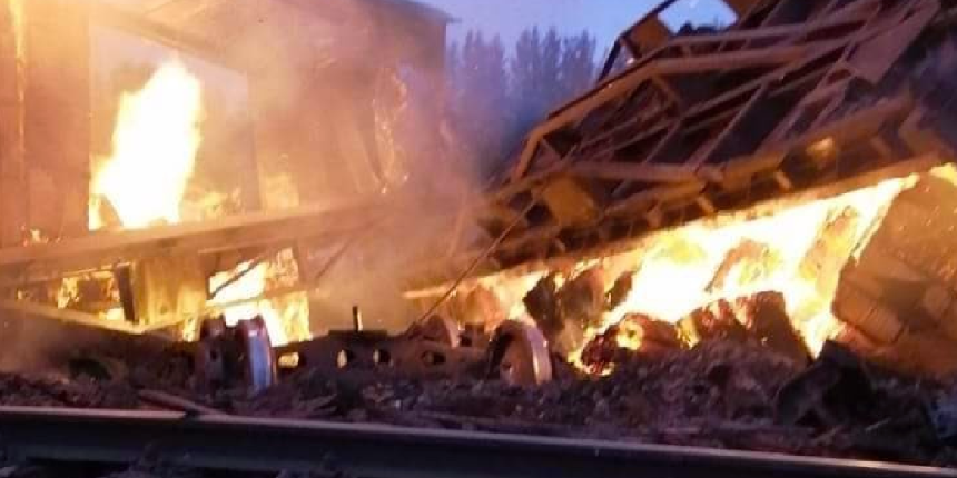 Yük trenine sabotaj! Raydan çıkardılar, vagonları ateşe verdiler