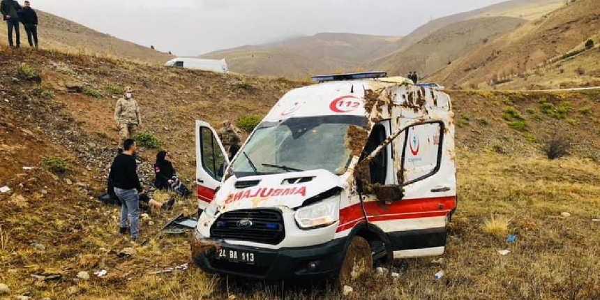 Takla atan ambulans şarampole yuvarlandı: 3 yaralı