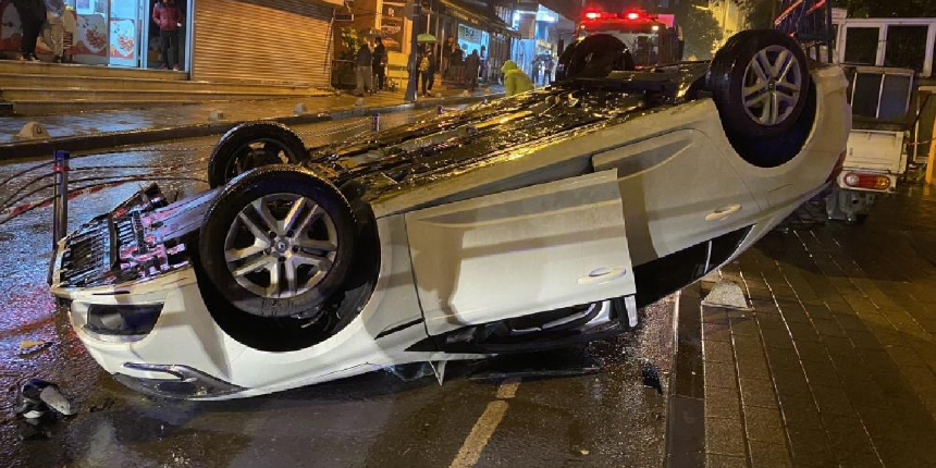 Üsküdar’da bariyere çarpan otomobil takla attı