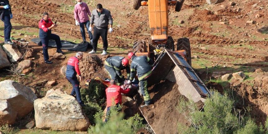 Geriye kaçan traktör ile römorku arasında sıkışarak can verdi