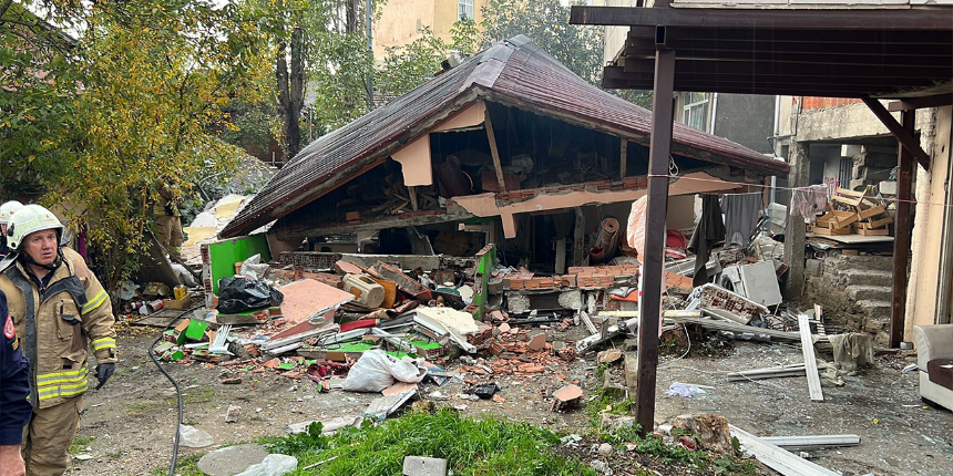 İstanbul'da korkutan patlama: Binada çökme meydana geldi
