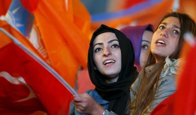 "Maaşları az, abileri ve dayıları az ama çokça deli" gençlerin isyanı
