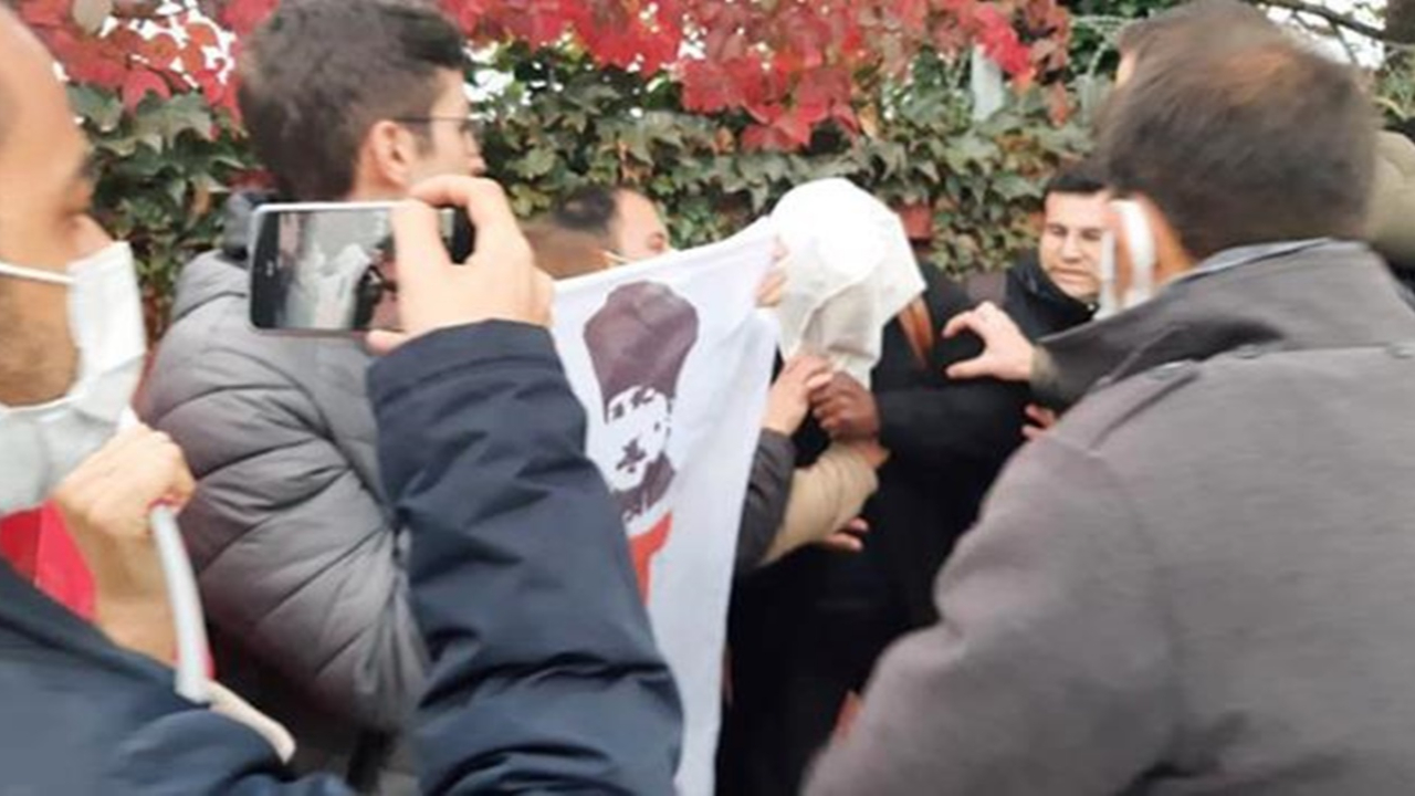 ABD askeri gemisindeki sivil personelin başına çuval geçiren 17 kişi gözaltında