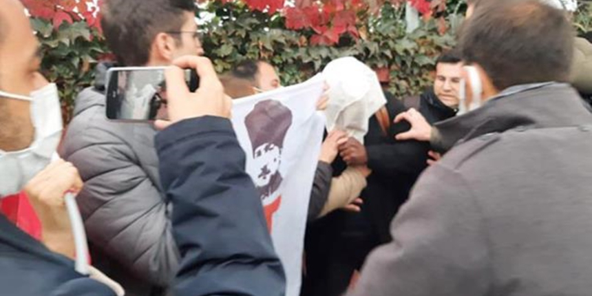 ABD askeri gemisindeki sivil personelin başına çuval geçiren 17 kişi gözaltında