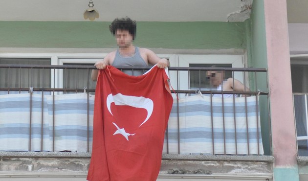 Elindeki Türk bayrağıyla HDP'lilere tepki gösterdi