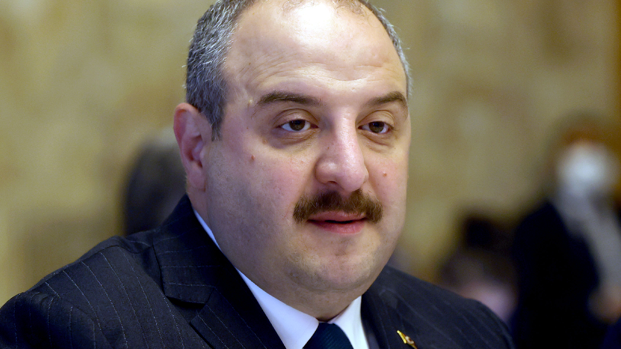 TBMM'de gerginlik! CHP'li vekiller Bakan Varank'ın üzerine yürüdü
