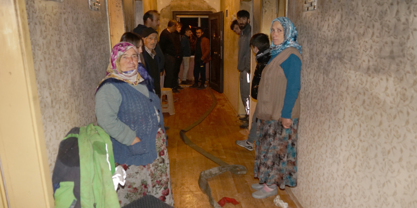 Bir haftada evleri 5 kez yandı! Ev halkı hortumla nöbete başladı