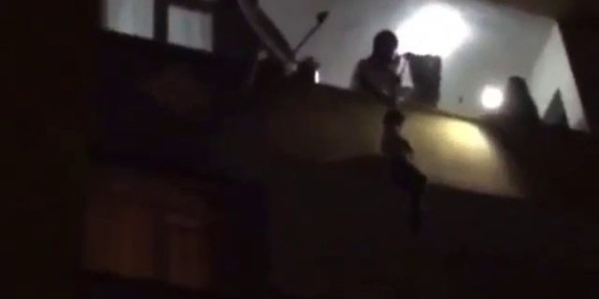 Pes dedirten olay! Çarşaf bağladığı çocuğunu anahtar için 3. kattan aşağı sarkıttı!