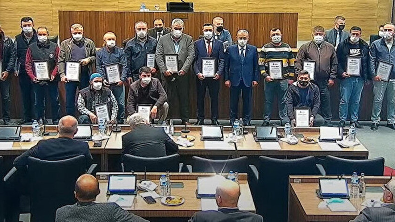 CHP'li meclis üyesinden personele: Takkeni çıkar, daha yakışıklı çıkacağından eminim