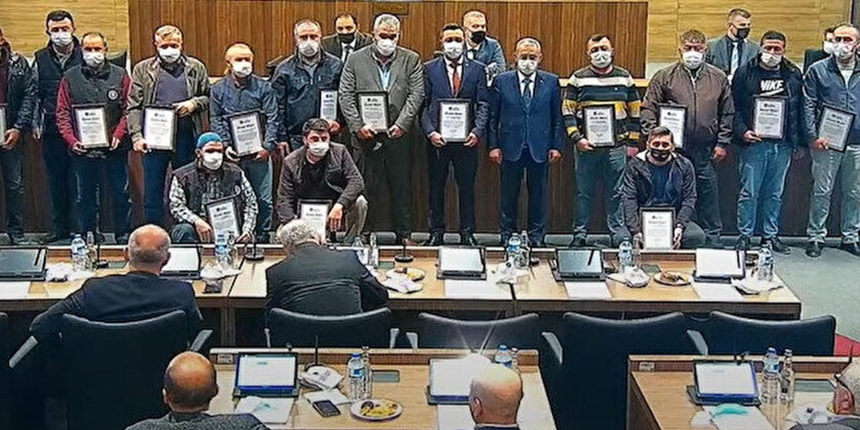 CHP'li meclis üyesinden personele: Takkeni çıkar, daha yakışıklı çıkacağından eminim