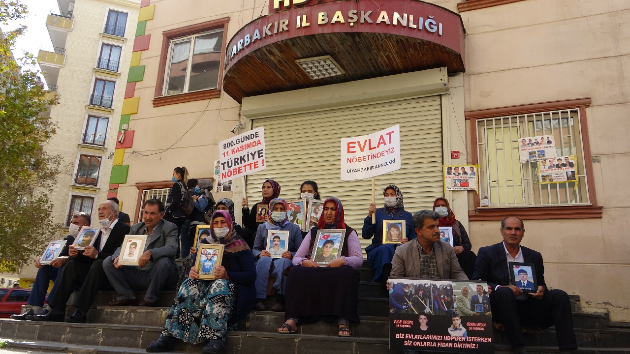 Evlat nöbetinde 33'üncü buluşma! 2 terör örgütü mensubu daha teslim oldu