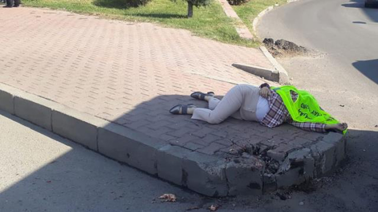 Yürek sızlatan fotoğraf karesi! 2 çocuğunu kurtaran hamile kadın dolmuşun altında ezildi...