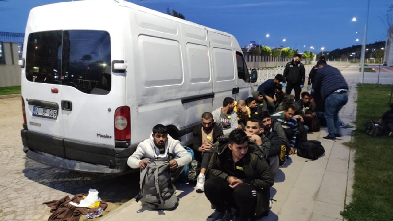 Afyonkarahisar'da Bangladeş ve Pakistan uyruklu 99 kaçak göçmen yakalandı