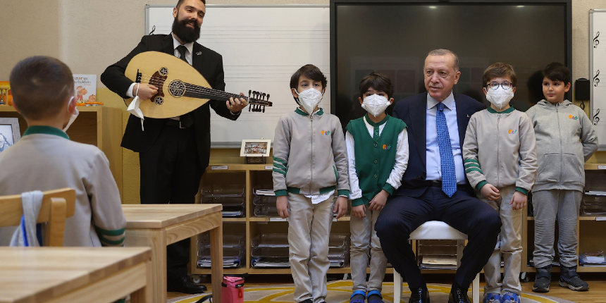 Cumhurbaşkanı Erdoğan, ilk Türk müziği ilkokulu açılışında çocuklarla şarkı söyledi