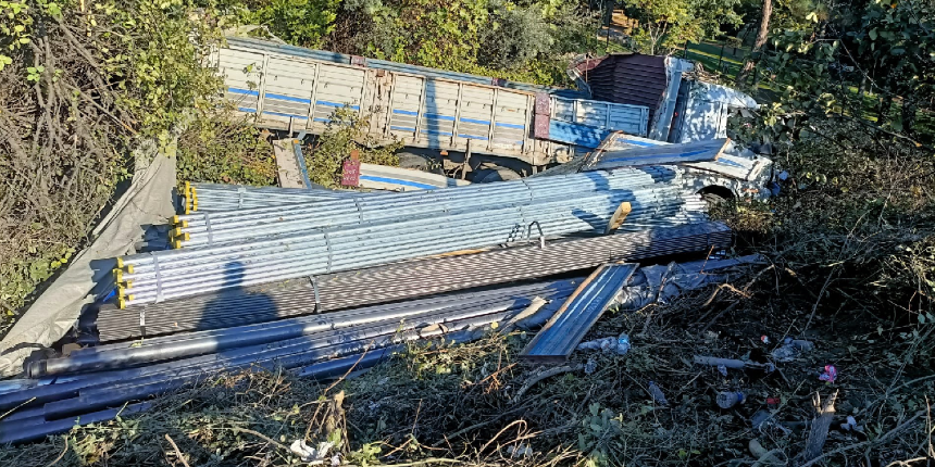 Kamyonun freni boşaldı! Çocukları ezmektense aracıyla takla attı