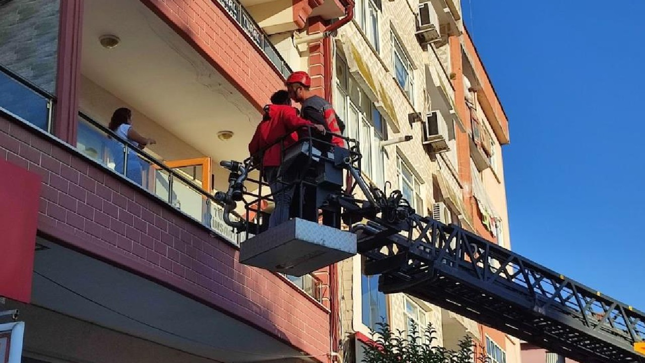 Önce evini yakmaya sonra hortumla söndürmeye çalıştı
