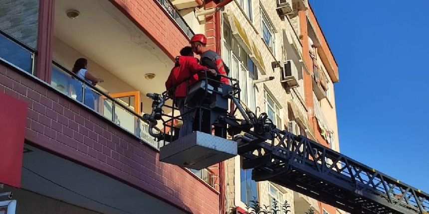 Önce evini yakmaya sonra hortumla söndürmeye çalıştı